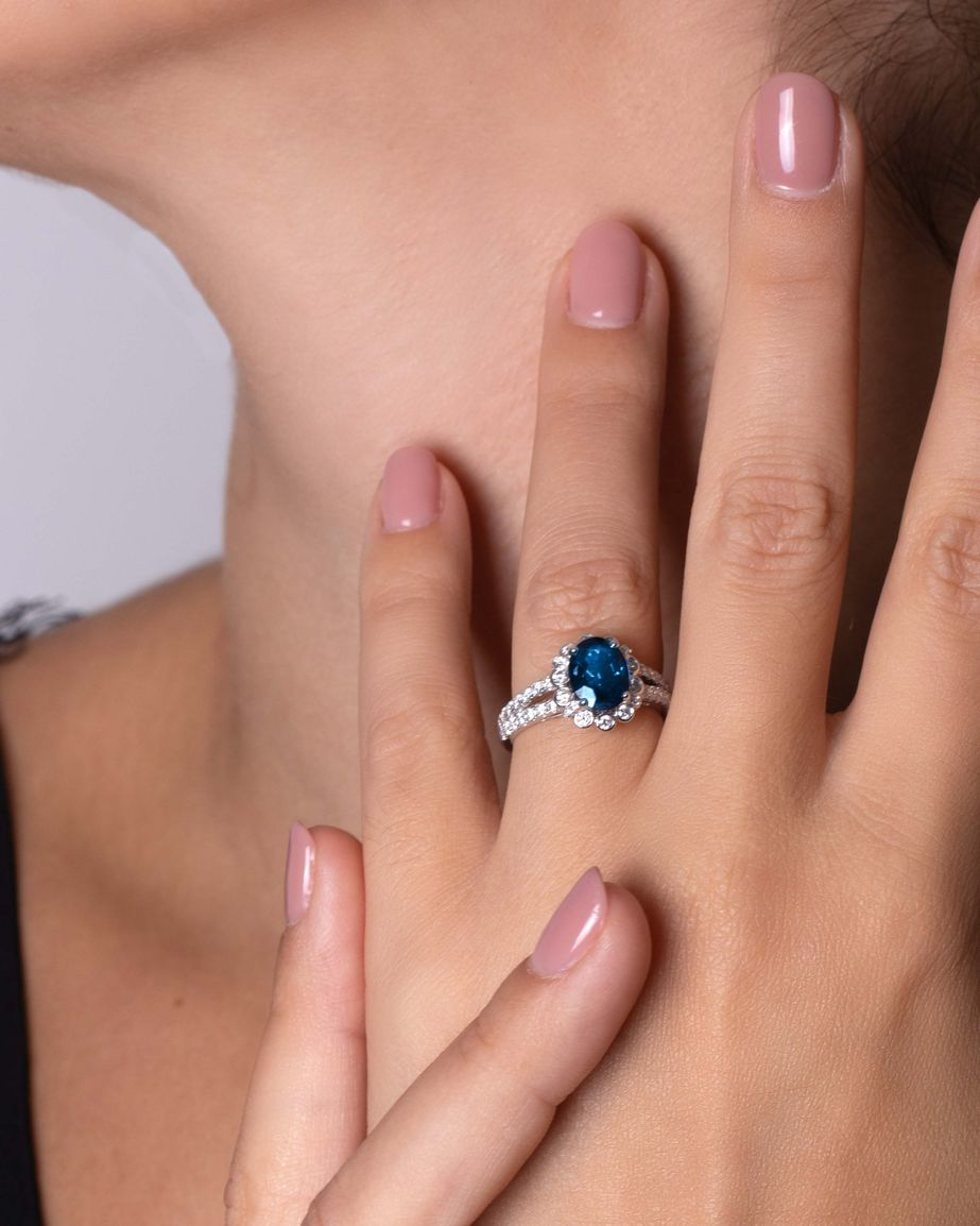 JOAILLERIE CRESUS Saphir Accompagné de diamants